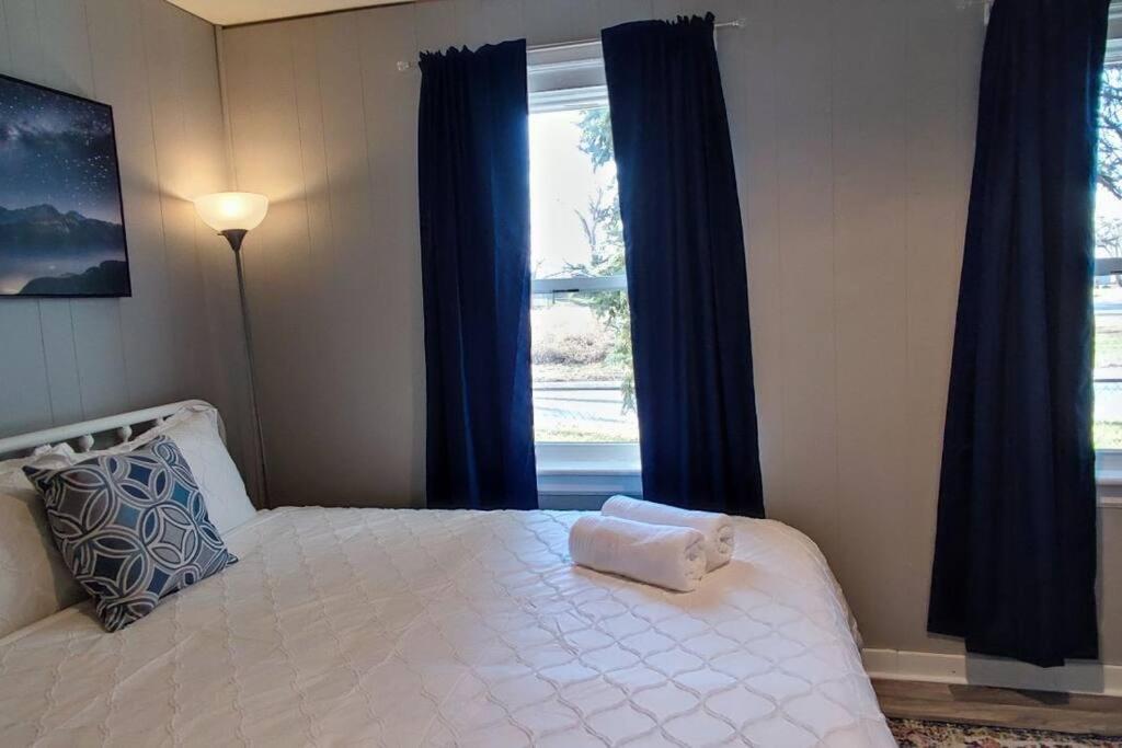 Perfect Combo Of Charm & Comfort- 2Bedroom Home ノーブルズビル エクステリア 写真