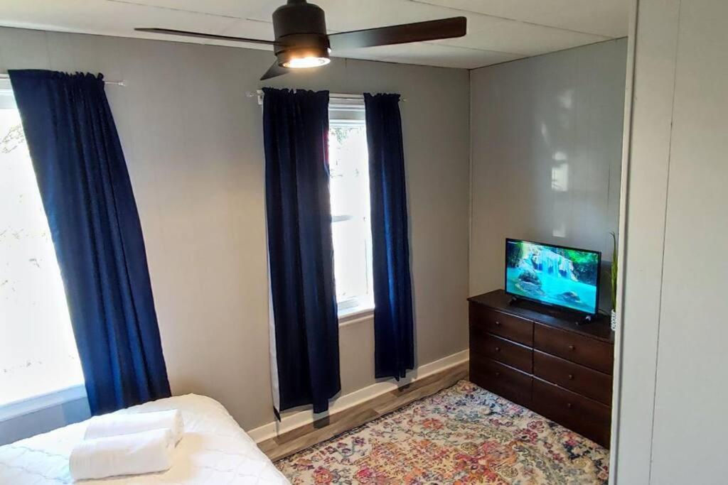 Perfect Combo Of Charm & Comfort- 2Bedroom Home ノーブルズビル エクステリア 写真