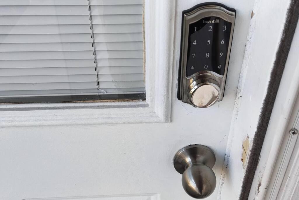 Perfect Combo Of Charm & Comfort- 2Bedroom Home ノーブルズビル エクステリア 写真