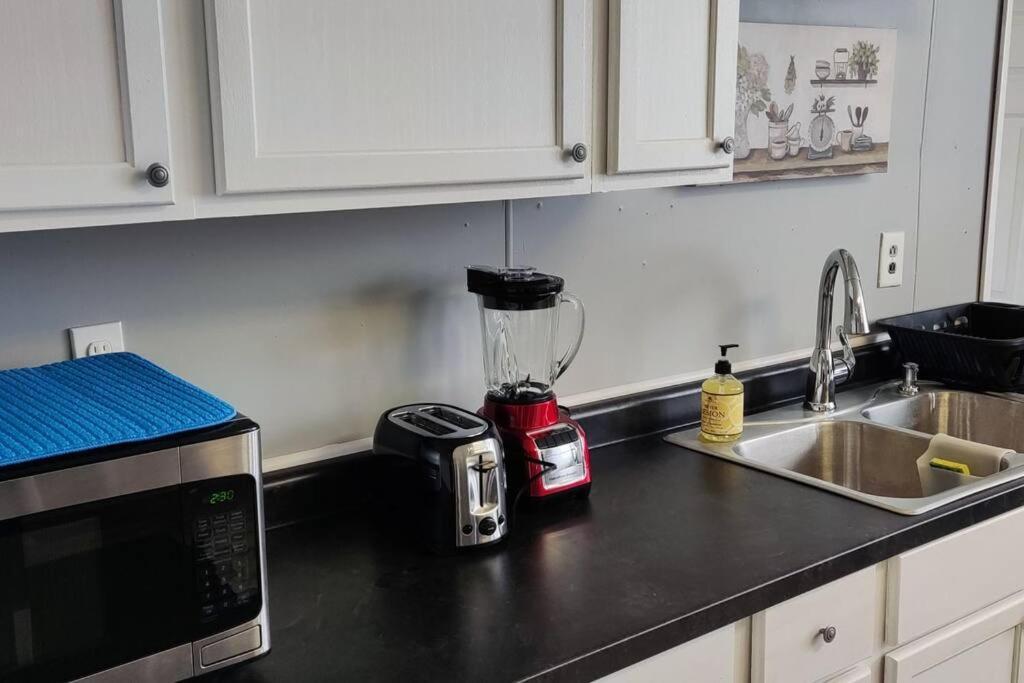 Perfect Combo Of Charm & Comfort- 2Bedroom Home ノーブルズビル エクステリア 写真