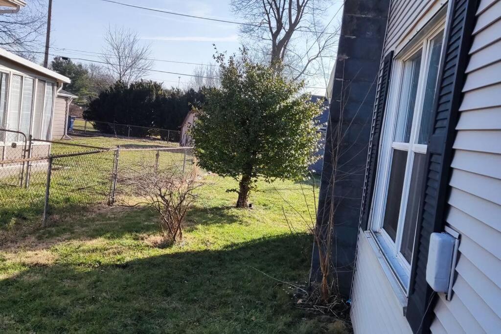 Perfect Combo Of Charm & Comfort- 2Bedroom Home ノーブルズビル エクステリア 写真