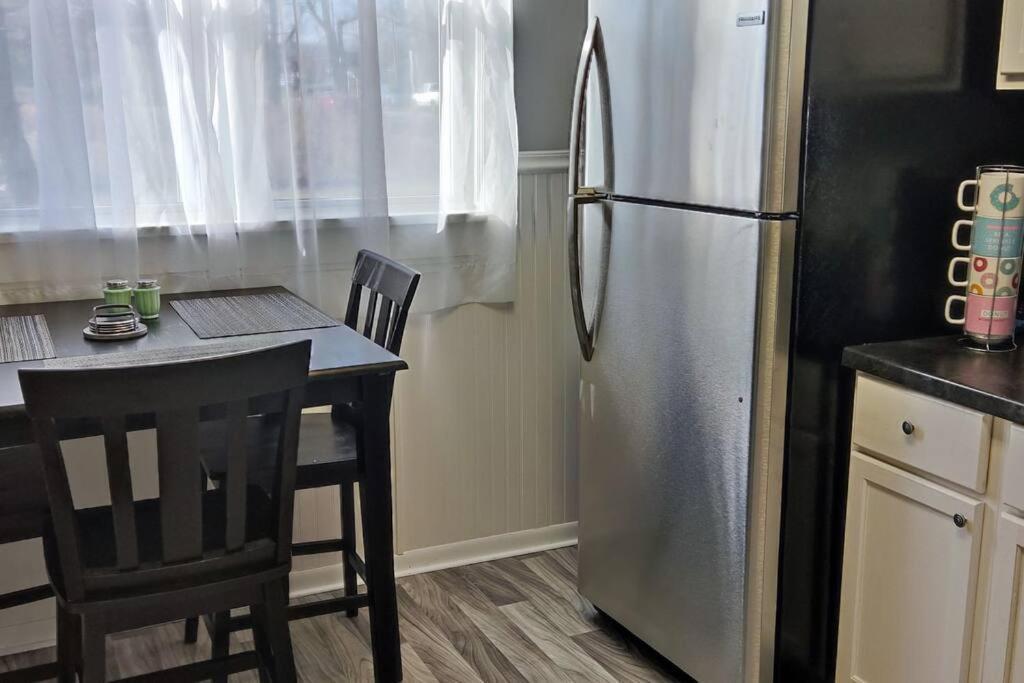 Perfect Combo Of Charm & Comfort- 2Bedroom Home ノーブルズビル エクステリア 写真