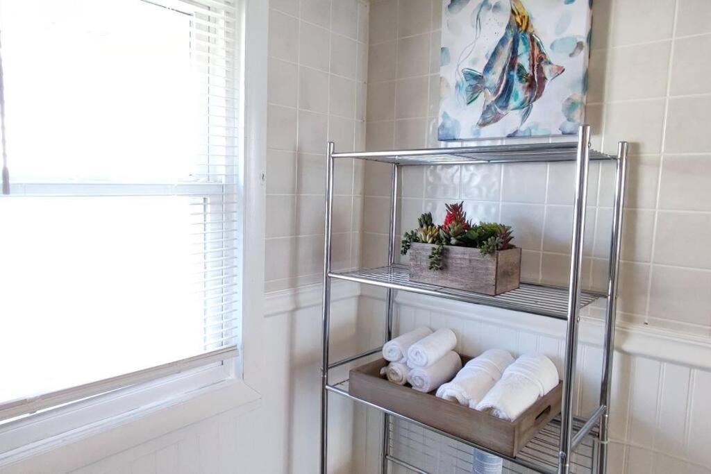 Perfect Combo Of Charm & Comfort- 2Bedroom Home ノーブルズビル エクステリア 写真